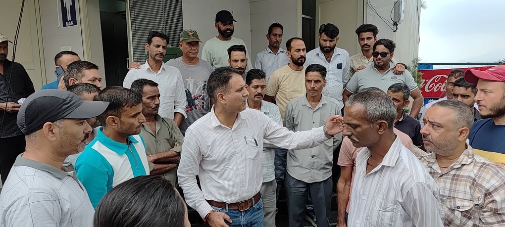 धर्मशाला के गांधी वाटिका के पास पुलिस बूथ का विरोध करते हुए ट्रैक्सी ऑपरेटरों की समस्या को सुनत धर्मशाला के गांधी वाटिका के पास पुलिस बूथ का विरोध करते हुए ट्रैक्सी ऑपरेटरों की समस्या को सुनत