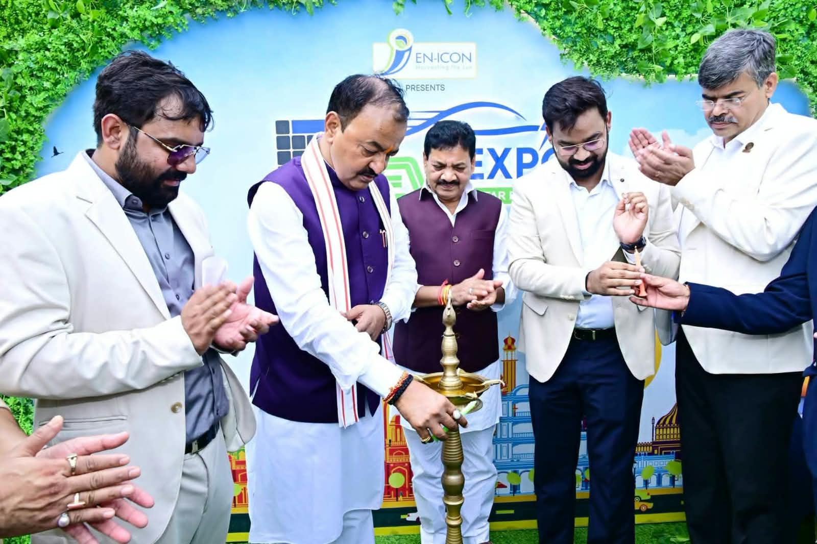 उपमुख्यमंत्री केशव प्रसाद मौर्य और विधान परिषद सदस्य राम चंद्र प्रधान ने संयुक्त रूप से एक्सपो उपमुख्यमंत्री केशव प्रसाद मौर्य और विधान परिषद सदस्य राम चंद्र प्रधान ने संयुक्त रूप से एक्सपो