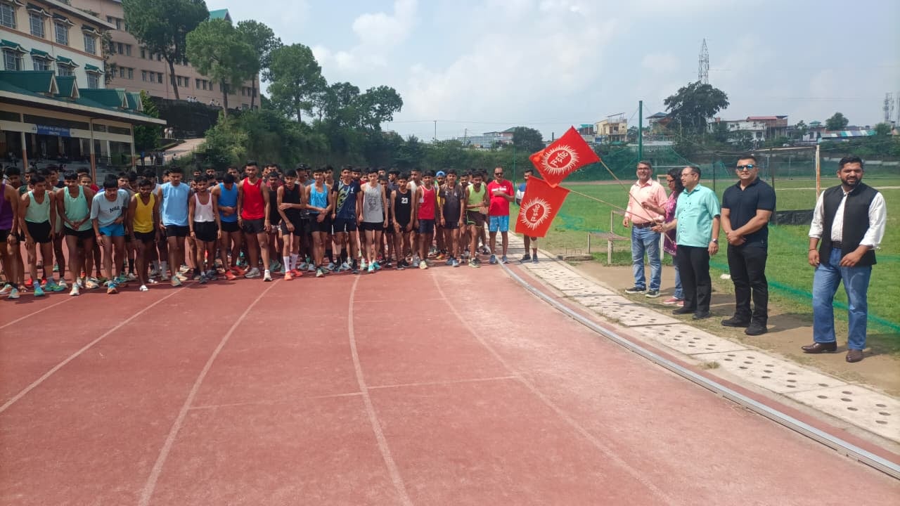 विजेता आर्यन चौहान को सम्मानित करते हुए मुख्य अतिथि आर एस एस प्रांत कार्यवाह डॉ चंद्र प्रकाश एव