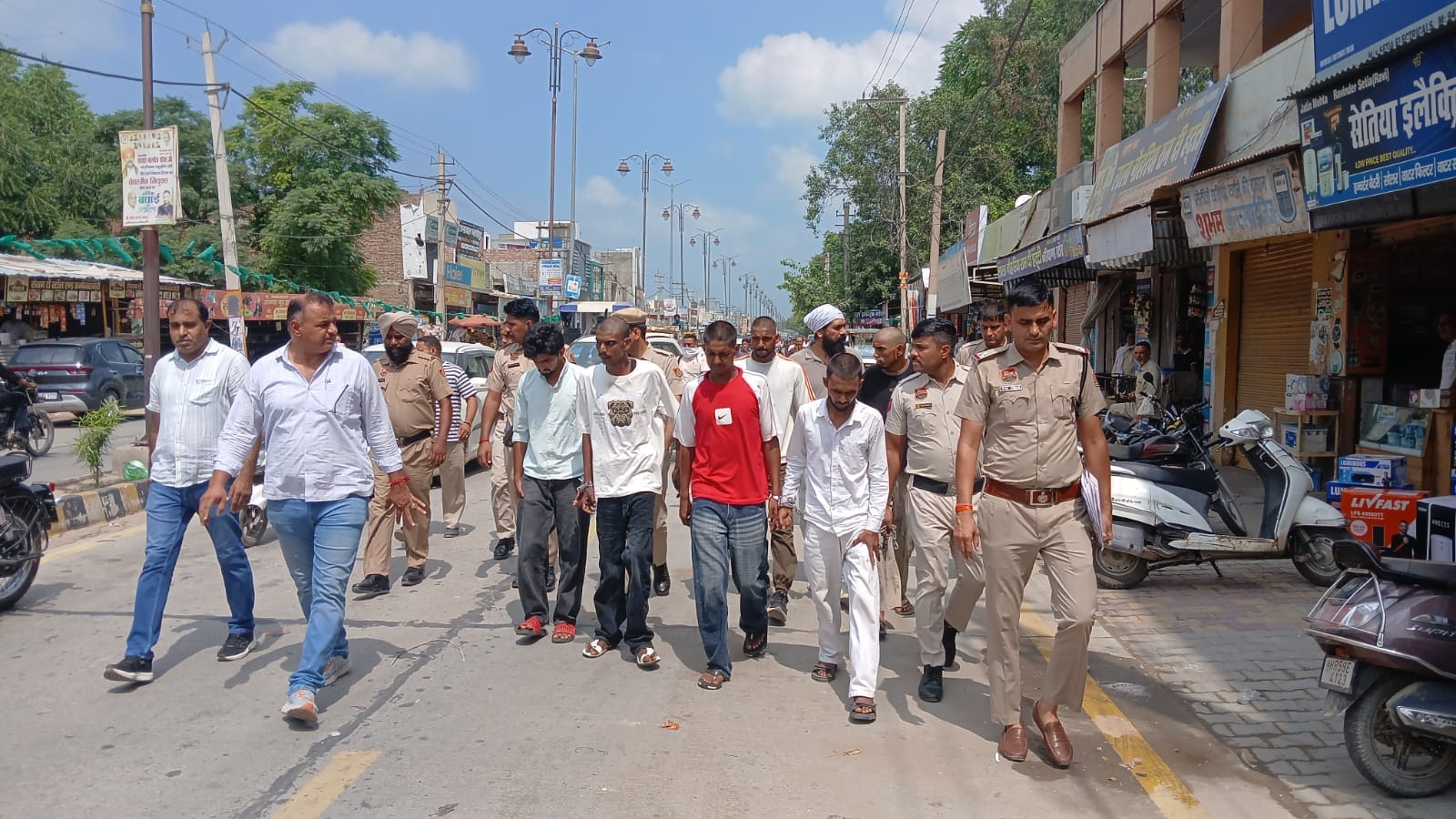 वायरल वीडियो मारपीट मामले में पकड़े गए आरोपियों को कोर्ट में पेश करने ले जाते हुए पुलिस : संवाद वायरल वीडियो मारपीट मामले में पकड़े गए आरोपियों को कोर्ट में पेश करने ले जाते हुए पुलिस : संवाद