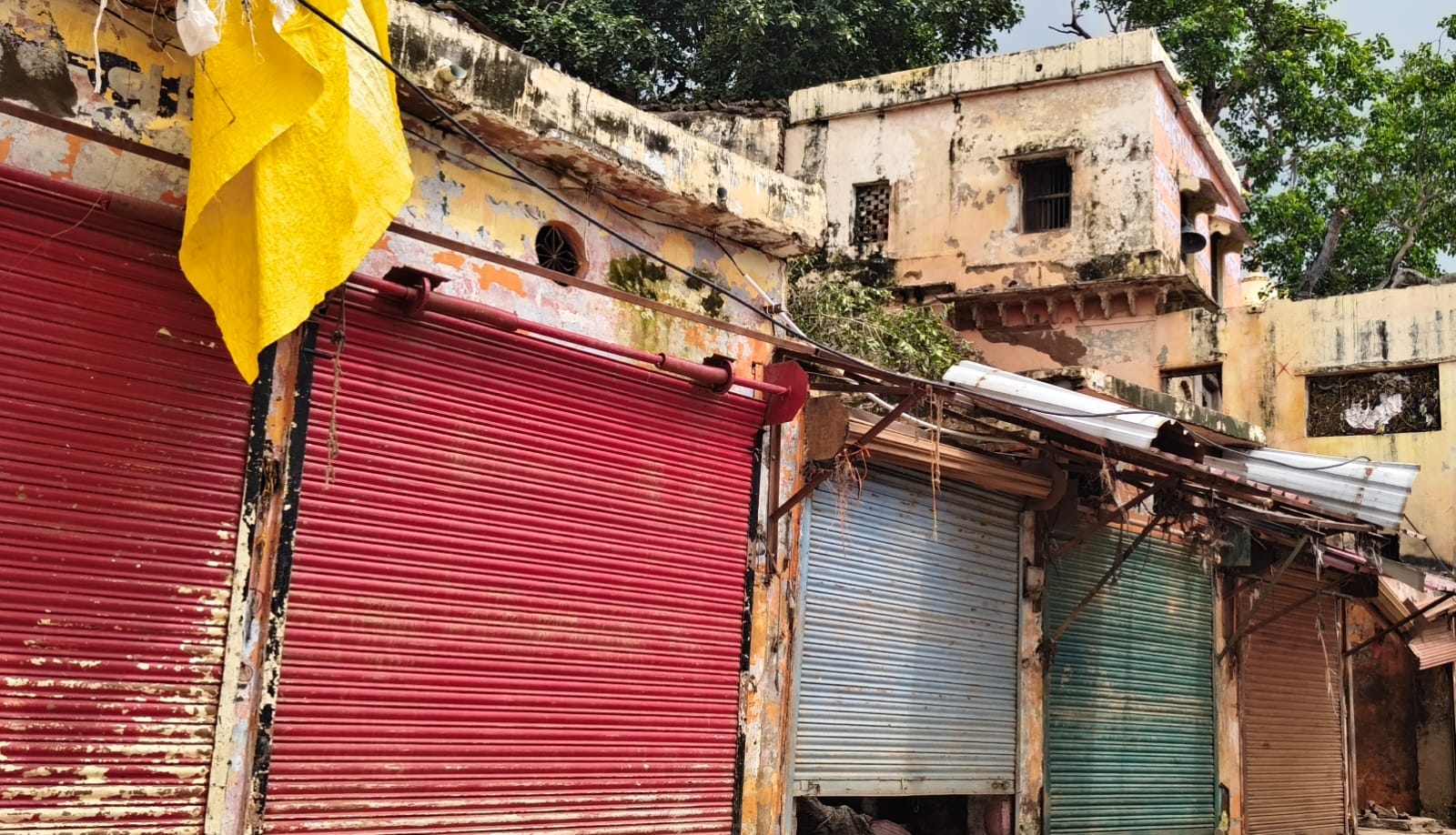 13 सीकेटीपी-05-दुकानों के सामने मलबा होने के बाद बंद दुकानें। संवाद 13 सीकेटीपी-05-दुकानों के सामने मलबा होने के बाद बंद दुकानें। संवाद