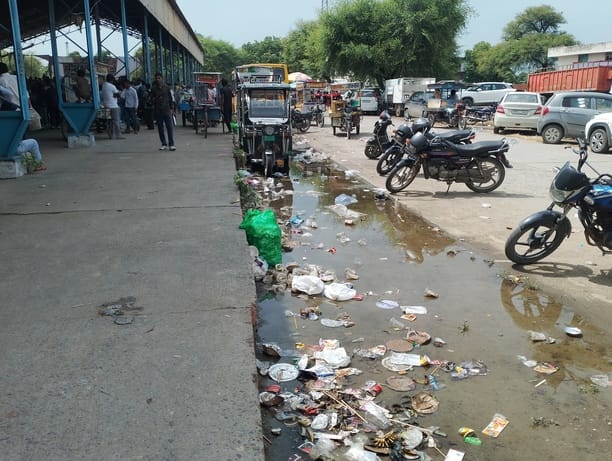 अव्यवस्था की बड़ी तस्वीर, बिना साधन के पैदल अपने गंतव्य को जाते दिखे खिलाड़ी। संवाद अव्यवस्था की बड़ी तस्वीर, बिना साधन के पैदल अपने गंतव्य को जाते दिखे खिलाड़ी। संवाद