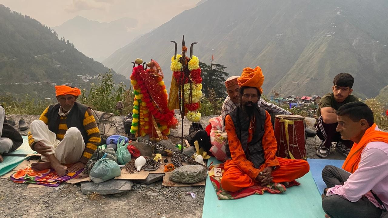 भरमौर हैलीपैड पर भद्रवाह के श्रददालुओं ने रखे अपने देव चिन्ह।संवाद भरमौर हैलीपैड पर भद्रवाह के श्रददालुओं ने रखे अपने देव चिन्ह।संवाद