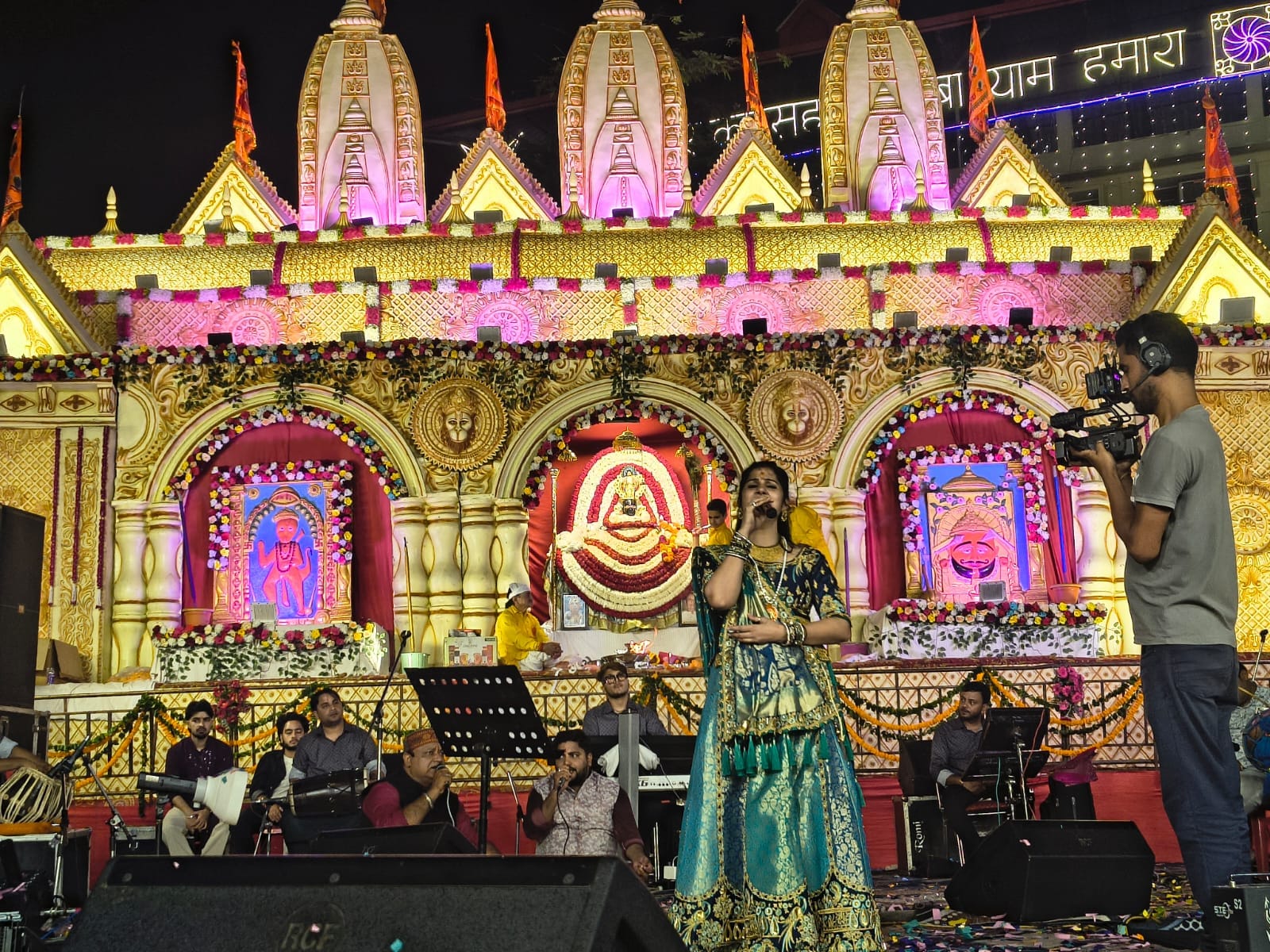 बिलासपुर शहर में खाटू श्याम जागरण संध्या में प्रस्तुति देते कलाकार और मौजूद दर्शक। स्रोत: समिति बिलासपुर शहर में खाटू श्याम जागरण संध्या में प्रस्तुति देते कलाकार और मौजूद दर्शक। स्रोत: समिति