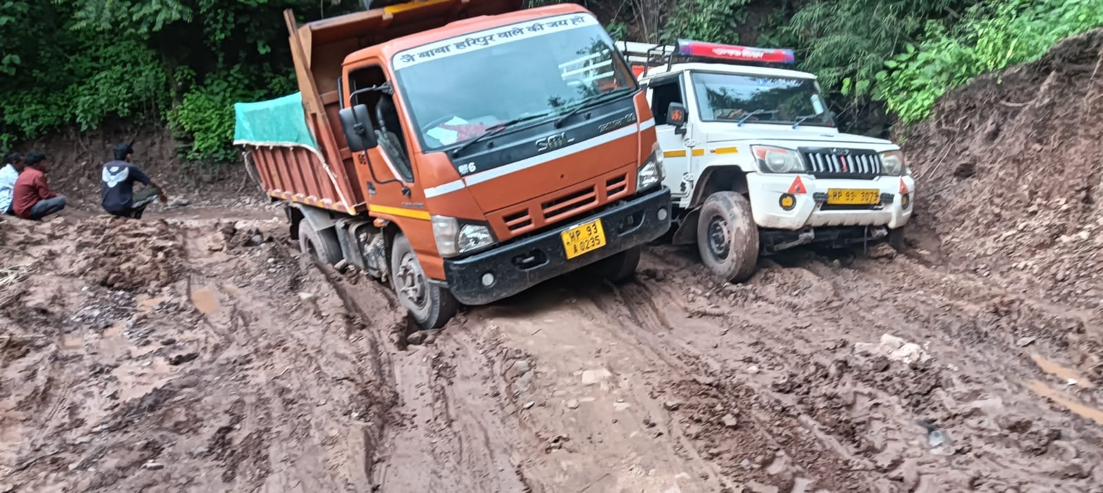 बरोटीवाला गुणाई मार्ग पर खरोटा केसमीप सड़क पर फंसे वाहन- संवाद। बरोटीवाला गुणाई मार्ग पर खरोटा केसमीप सड़क पर फंसे वाहन- संवाद।