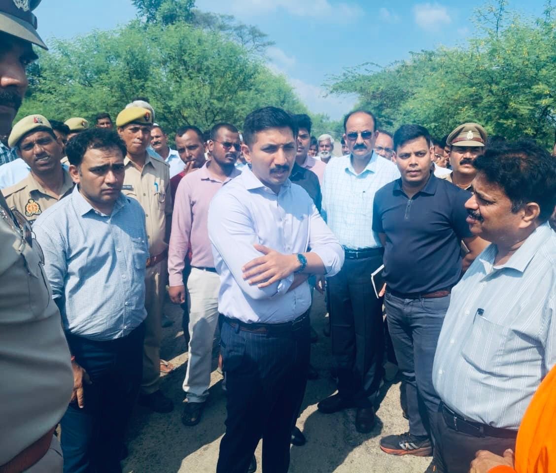 बाढ़ के बीच से जातीं छात्राएं और अधिकारियों को निर्देश देते डीएम।