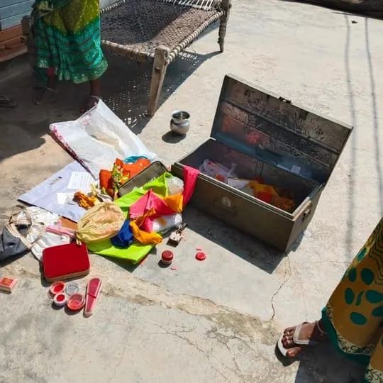 चोरी के बाद बिखरा पड़ा सामान। चोरी के बाद बिखरा पड़ा सामान।