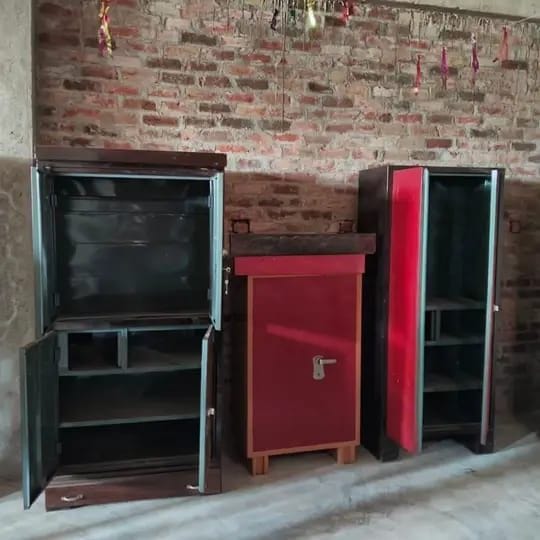 चोरी के बाद बिखरा पड़ा सामान। चोरी के बाद बिखरा पड़ा सामान।