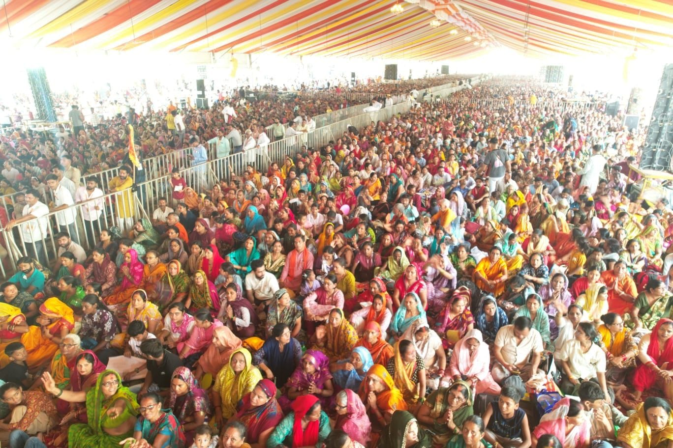 चड़रई में शनिवार को आयोजित शिवपुराण कथा में राजा भैया को प्रतीक चिन्ह देकर स्वागत करते खाद्य ए चड़रई में शनिवार को आयोजित शिवपुराण कथा में राजा भैया को प्रतीक चिन्ह देकर स्वागत करते खाद्य ए