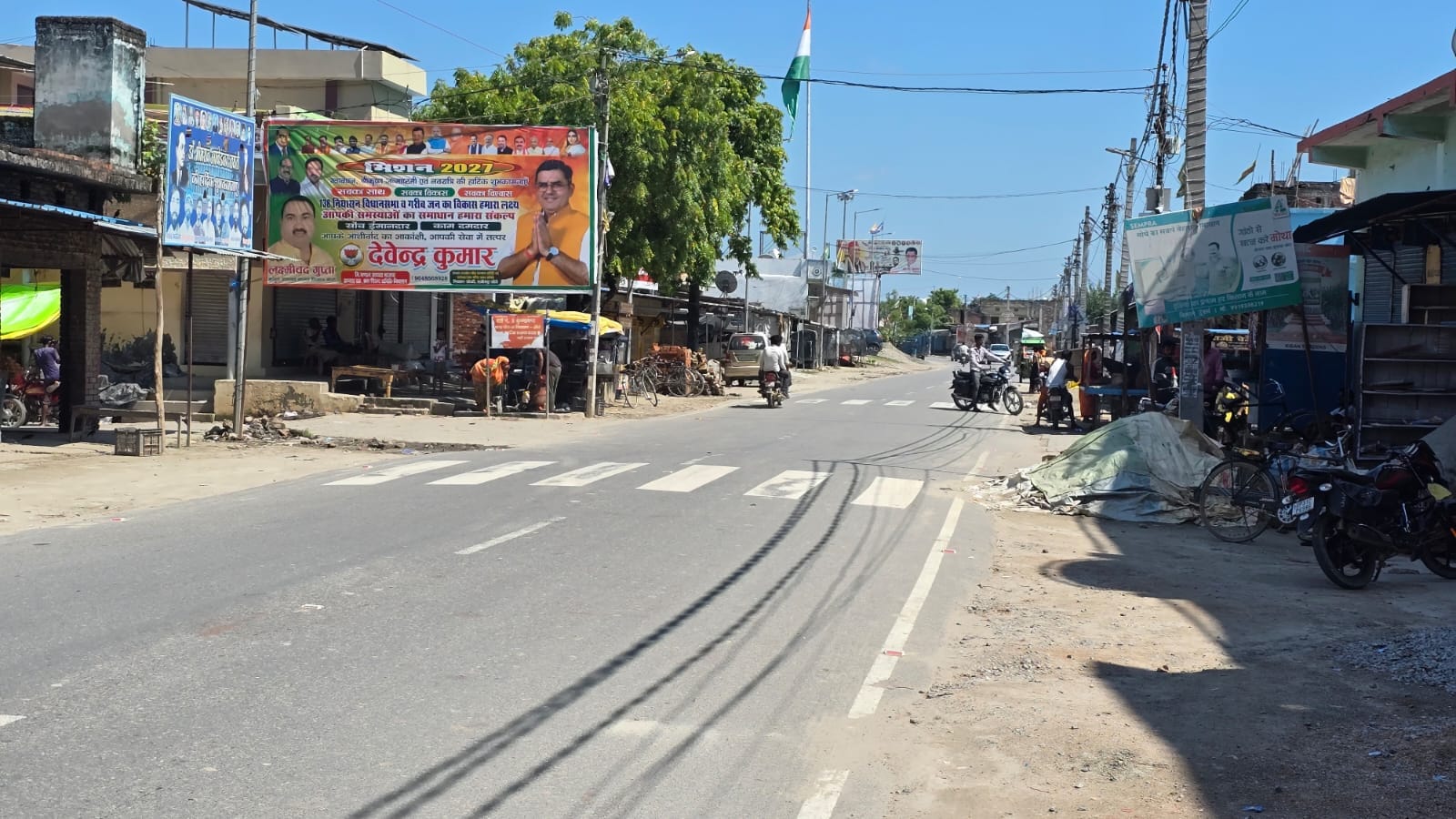 एनएच 30 पर बने अवैध कट से निकलता बाइक सवार। संवाद