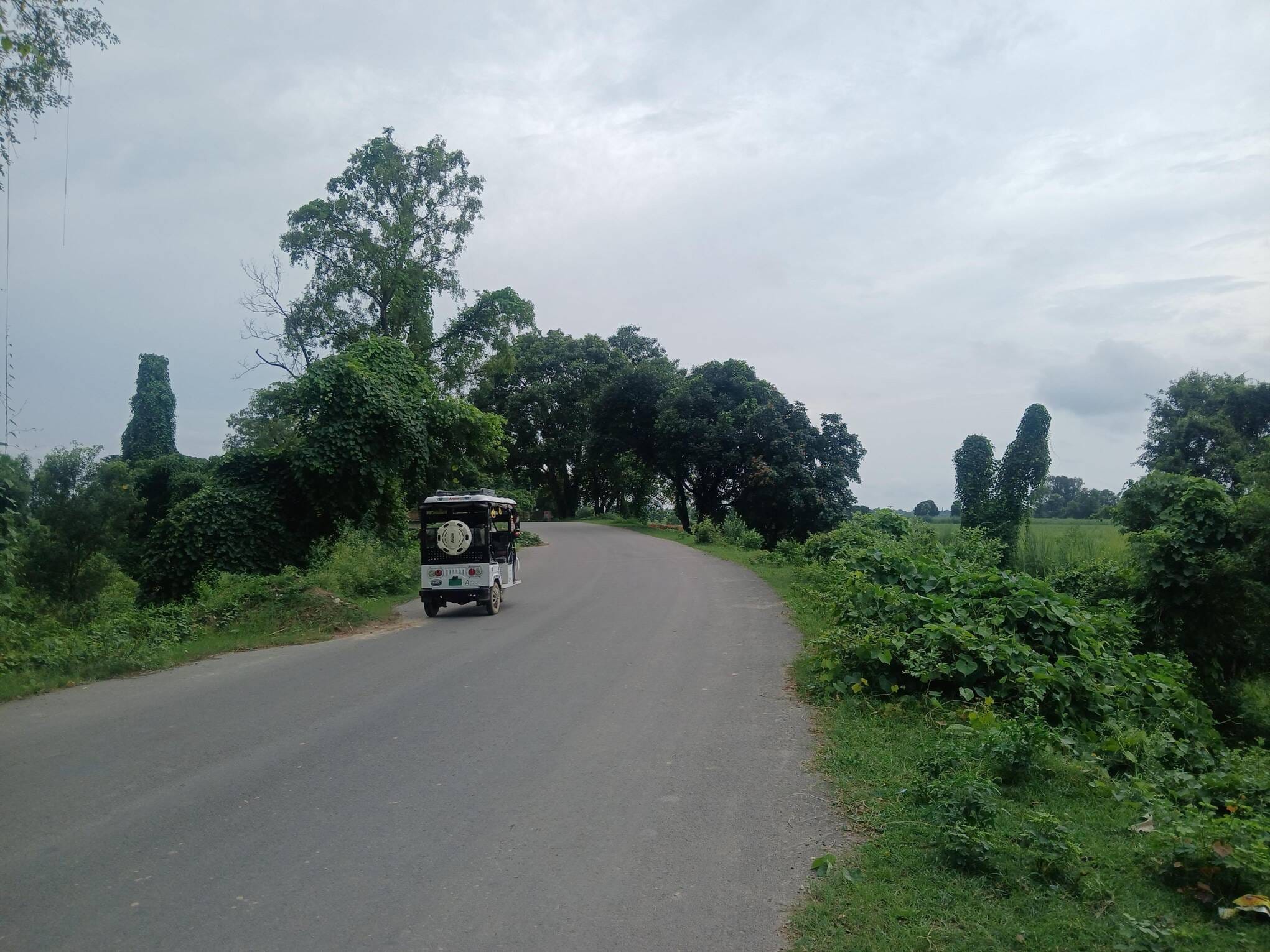 एनएच 30 पर बने अवैध कट से निकलता बाइक सवार। संवाद