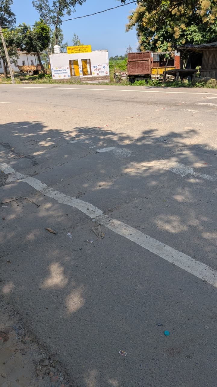 एनएच 30 पर बने अवैध कट से निकलता बाइक सवार। संवाद