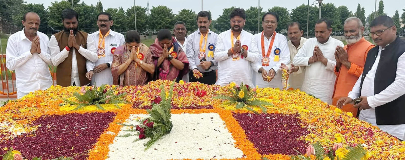 फोटो 13 एचएएमपी 11- राठ में उत्तम टेरोन को स्वामी ब्रह्मानंद पुरस्कार देते साहित्यकार सुधीर विद