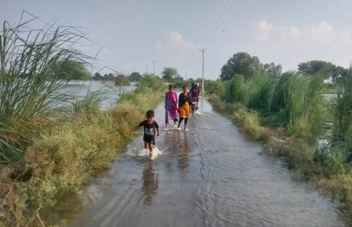 फोटो-18- सदर तहसील के पनपथा गांव में नाव से सब्जियां लेकर जाते ग्रामीण। संवाद फोटो-18- सदर तहसील के पनपथा गांव में नाव से सब्जियां लेकर जाते ग्रामीण। संवाद