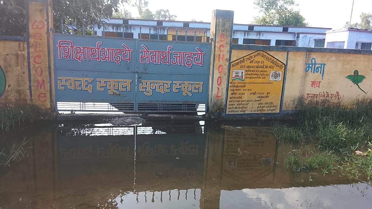 फोटो-18- सदर तहसील के पनपथा गांव में नाव से सब्जियां लेकर जाते ग्रामीण। संवाद फोटो-18- सदर तहसील के पनपथा गांव में नाव से सब्जियां लेकर जाते ग्रामीण। संवाद