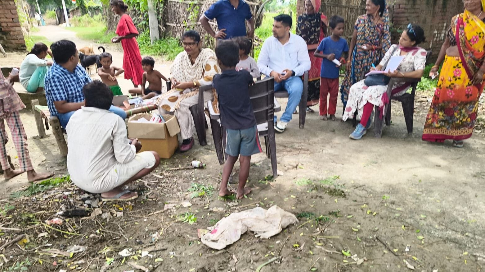 फोटो-18- सदर तहसील के पनपथा गांव में नाव से सब्जियां लेकर जाते ग्रामीण। संवाद फोटो-18- सदर तहसील के पनपथा गांव में नाव से सब्जियां लेकर जाते ग्रामीण। संवाद