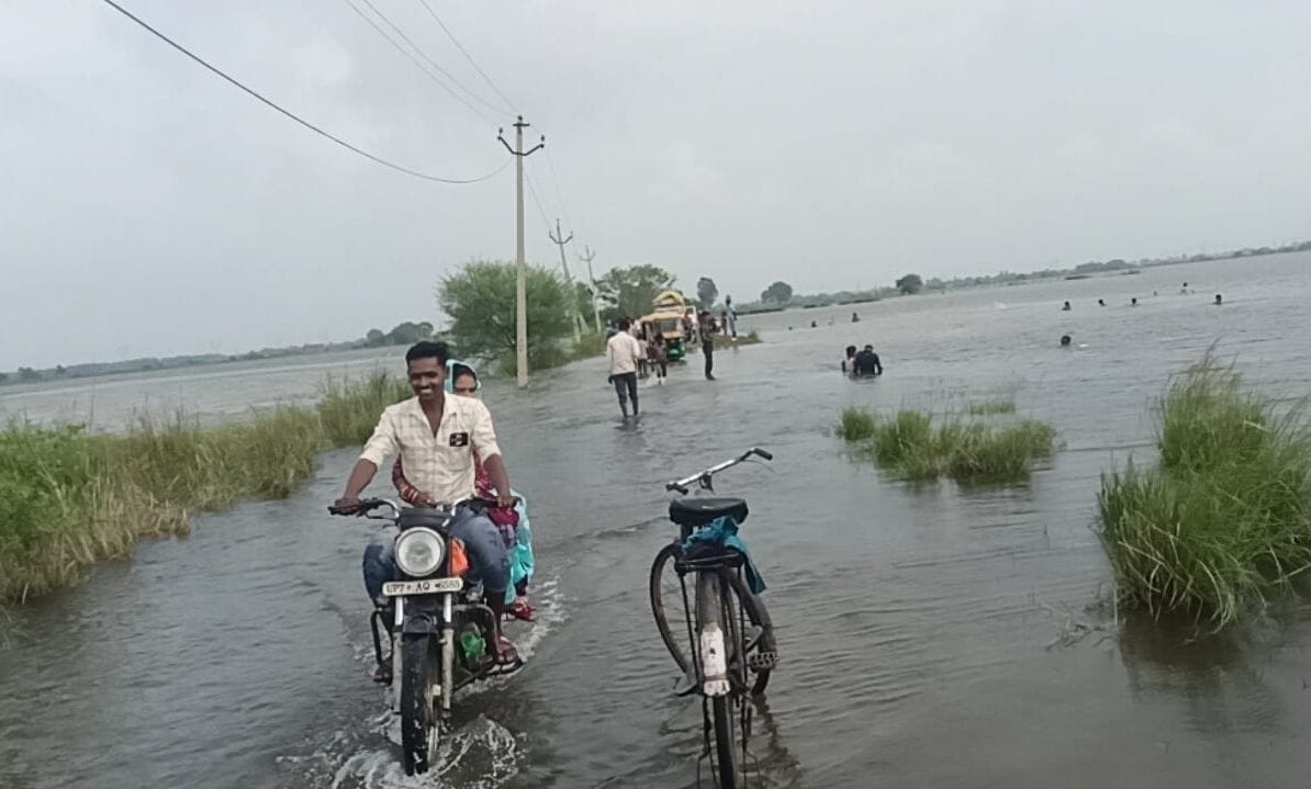 फोटो-18- सदर तहसील के पनपथा गांव में नाव से सब्जियां लेकर जाते ग्रामीण। संवाद फोटो-18- सदर तहसील के पनपथा गांव में नाव से सब्जियां लेकर जाते ग्रामीण। संवाद