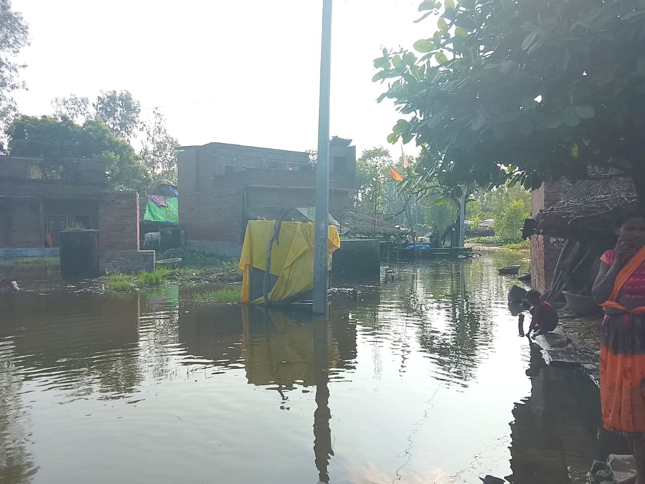 फोटो-18- सदर तहसील के पनपथा गांव में नाव से सब्जियां लेकर जाते ग्रामीण। संवाद फोटो-18- सदर तहसील के पनपथा गांव में नाव से सब्जियां लेकर जाते ग्रामीण। संवाद