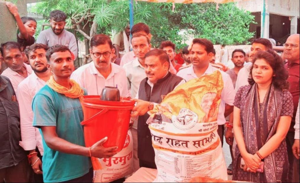 फोटो-18- सदर तहसील के पनपथा गांव में नाव से सब्जियां लेकर जाते ग्रामीण। संवाद फोटो-18- सदर तहसील के पनपथा गांव में नाव से सब्जियां लेकर जाते ग्रामीण। संवाद