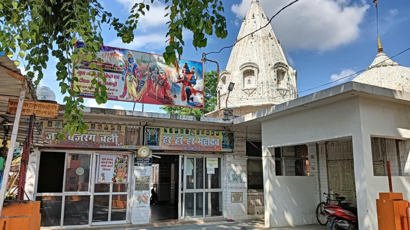 फोटो-21-बलरामपुर के झारखंडी मंदिर में सामान खरीदती महिलाएं ।-संवाद