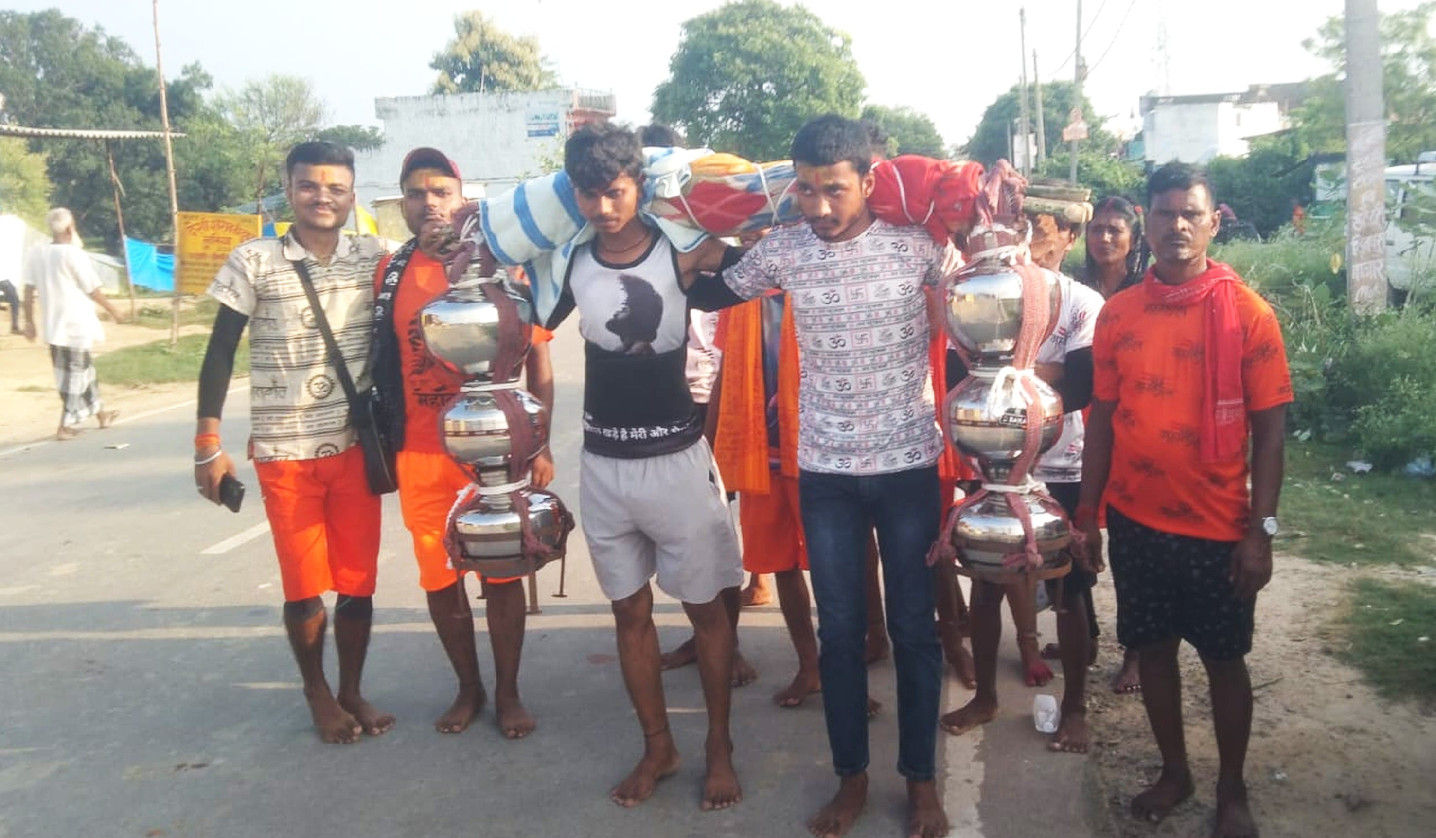 फोटो-21-बलरामपुर के झारखंडी मंदिर में सामान खरीदती महिलाएं ।-संवाद