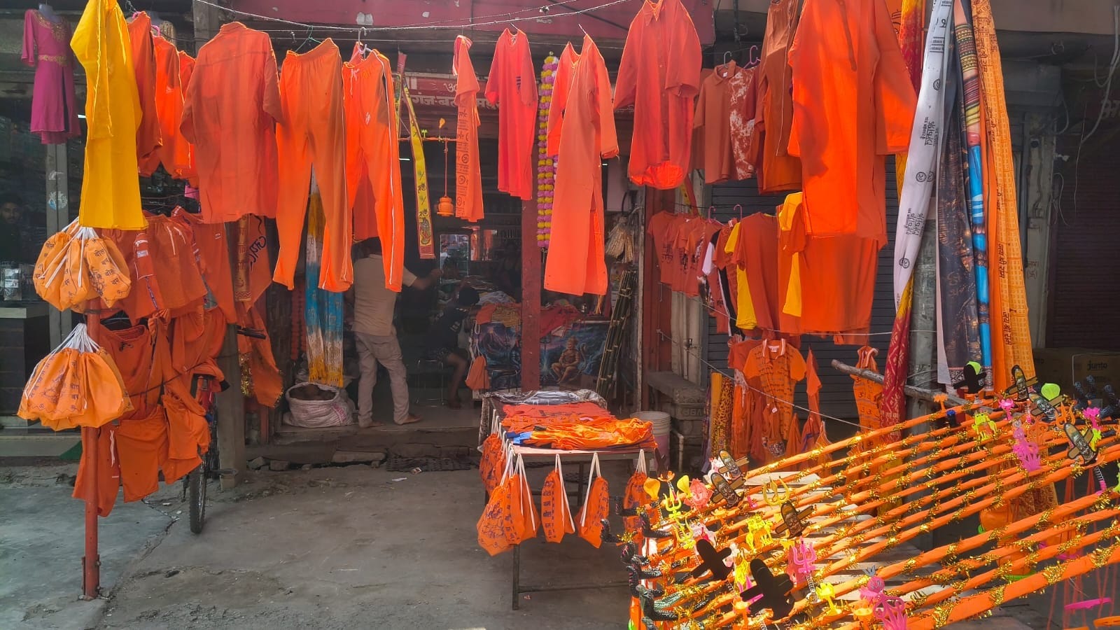 फोटो-21-बलरामपुर के झारखंडी मंदिर में सामान खरीदती महिलाएं ।-संवाद