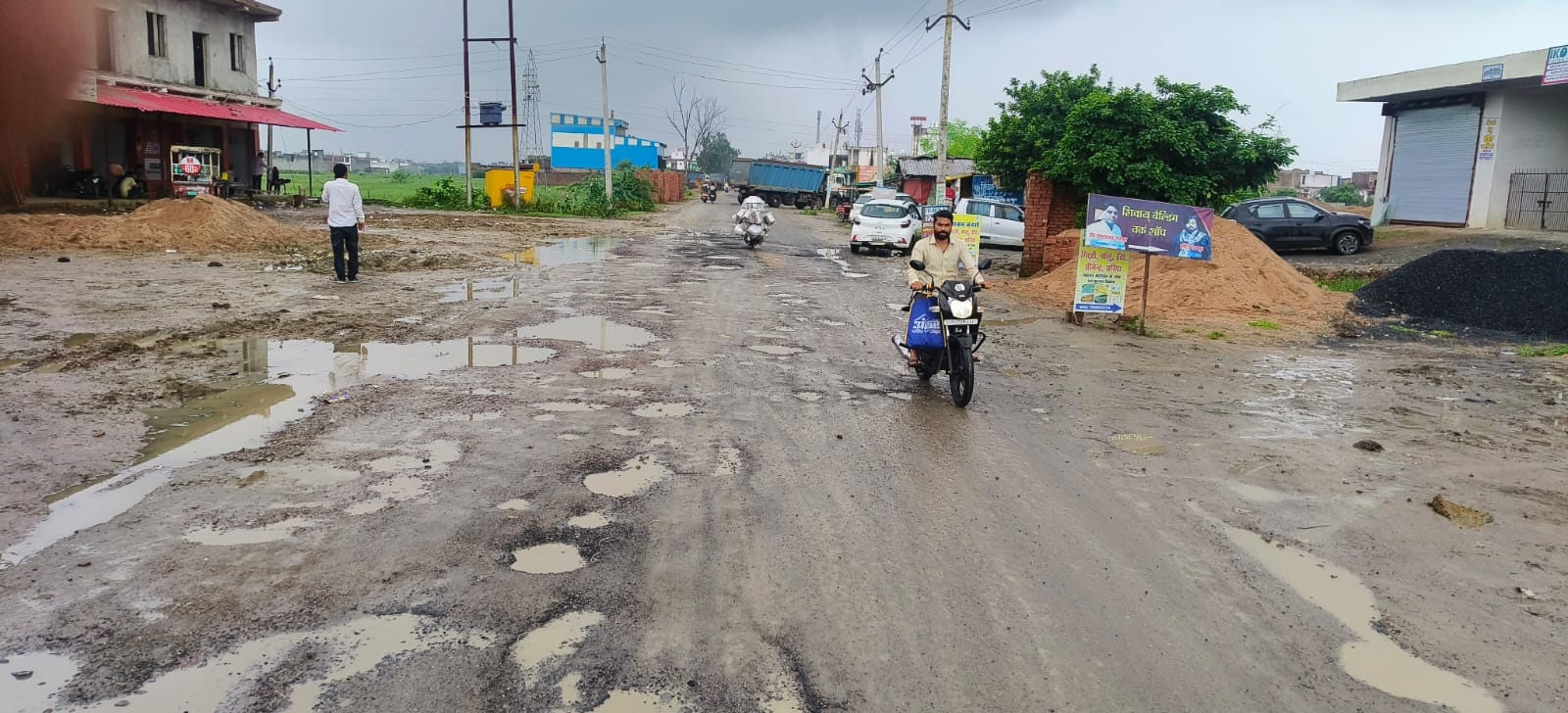 फोटो - 21 पेट्रोल पंप के पास एक साथ दर्जनों गड्ढे। संवाद