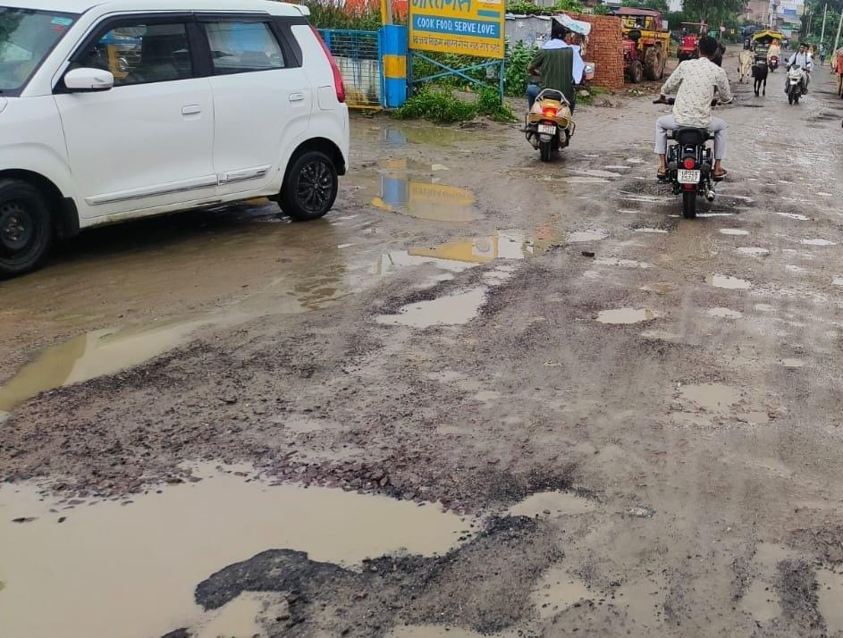 फोटो - 21 पेट्रोल पंप के पास एक साथ दर्जनों गड्ढे। संवाद