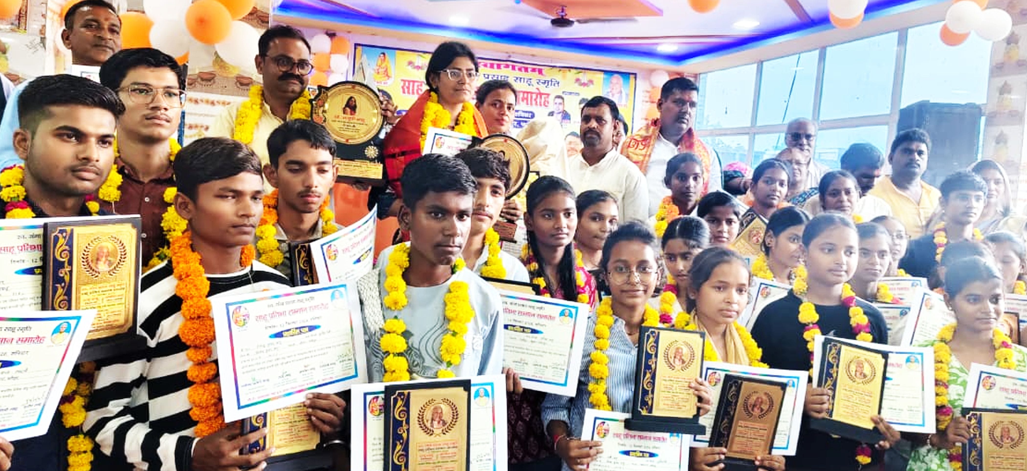 फोटो-23-पराग साहू इंटर कॉलेज में हांथों में शील्ड व प्रशस्ति पत्र लिए खड़े मेधावी। स्रोत: स्वय