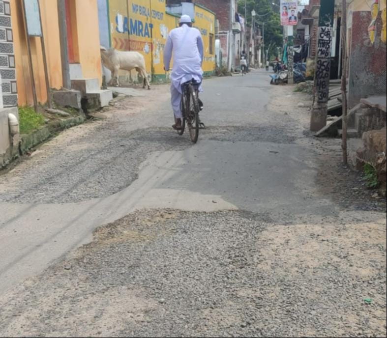 फोटो 26: सांडी नगर की ठंडी सड़क से पुरानी चौकी मोहल्ला मुंशीगंज की क्षतिग्रस्त सड़क। संवाद फोटो 26: सांडी नगर की ठंडी सड़क से पुरानी चौकी मोहल्ला मुंशीगंज की क्षतिग्रस्त सड़क। संवाद