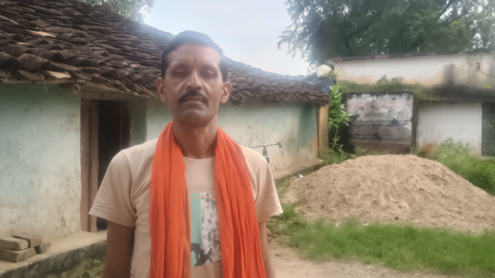 फोटो 3- गजनी गांव में पानी निकलने के बाद दलदल बने रास्ते से निकलते ग्रामीण। संवाद फोटो 3- गजनी गांव में पानी निकलने के बाद दलदल बने रास्ते से निकलते ग्रामीण। संवाद