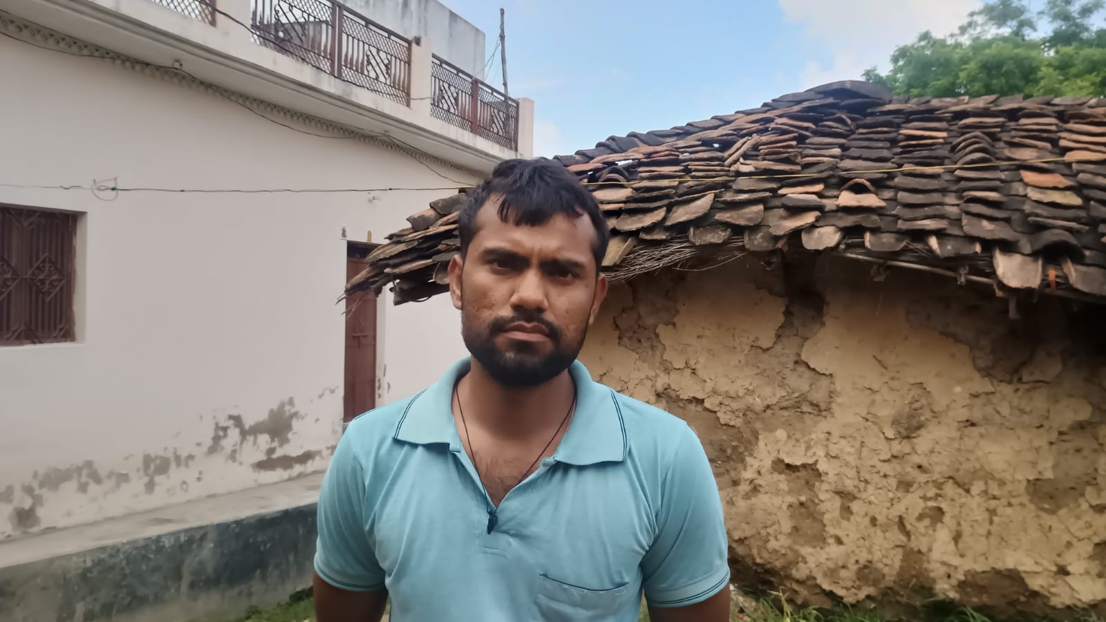 फोटो 3- गजनी गांव में पानी निकलने के बाद दलदल बने रास्ते से निकलते ग्रामीण। संवाद फोटो 3- गजनी गांव में पानी निकलने के बाद दलदल बने रास्ते से निकलते ग्रामीण। संवाद