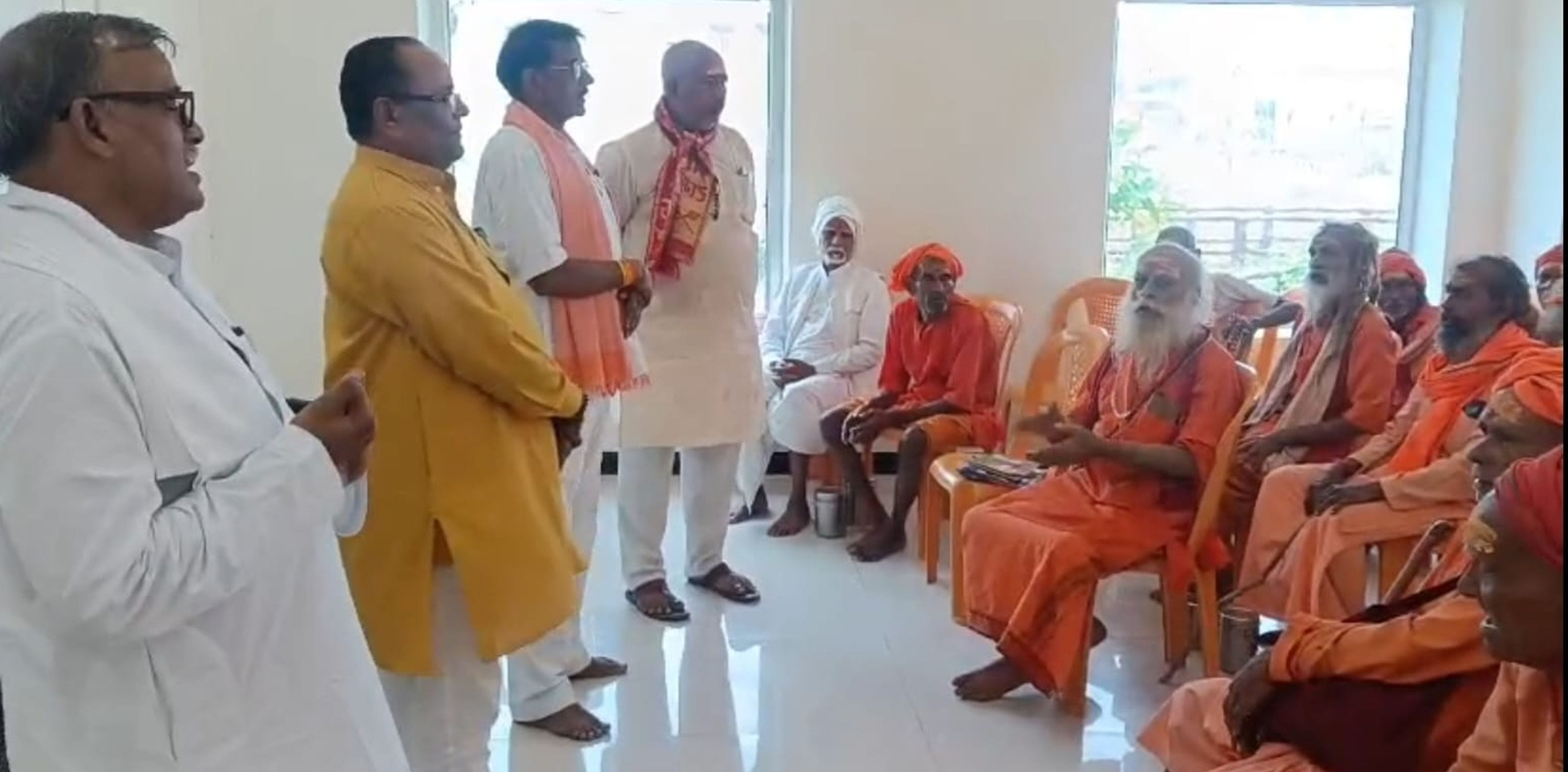 फोटो-36-संत सम्मेलन कार्यक्रम में संतों से संवाद करते विश्व हिंदू परिषद के लोग। संवाद फोटो-36-संत सम्मेलन कार्यक्रम में संतों से संवाद करते विश्व हिंदू परिषद के लोग। संवाद