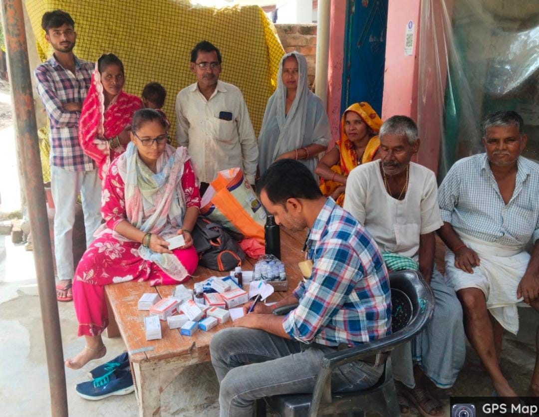 फोटो 41: सड़क पर डेरा डाले बाढ़ पीड़ित ग्रामीण। संवाद फोटो 41: सड़क पर डेरा डाले बाढ़ पीड़ित ग्रामीण। संवाद