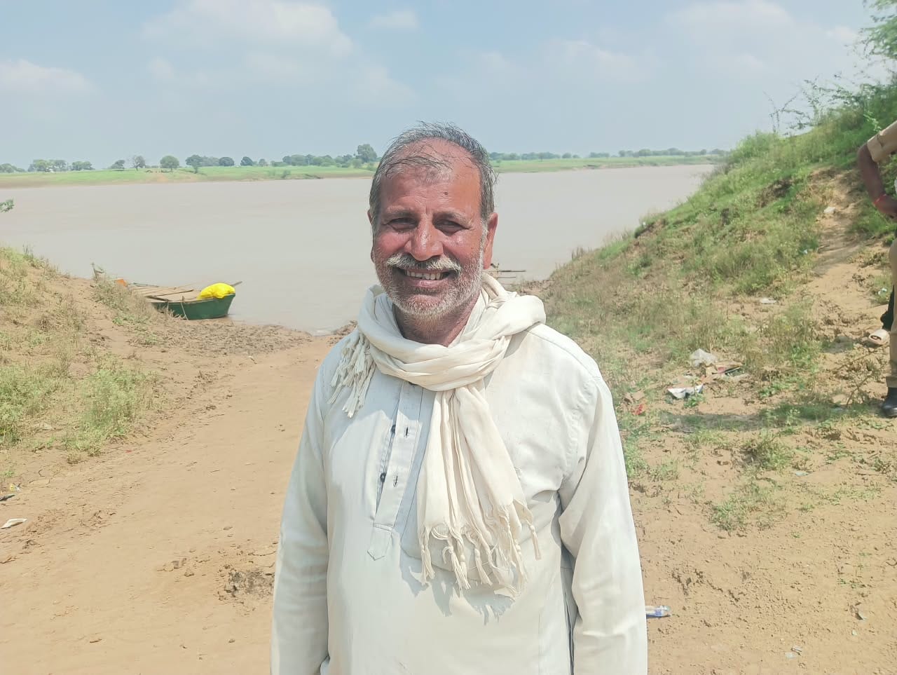 फोटो 6- छोटी सी नाव पर इस तरह से बिना सुरक्षा के हो कराई जा रही यात्रा। संवाद फोटो 6- छोटी सी नाव पर इस तरह से बिना सुरक्षा के हो कराई जा रही यात्रा। संवाद