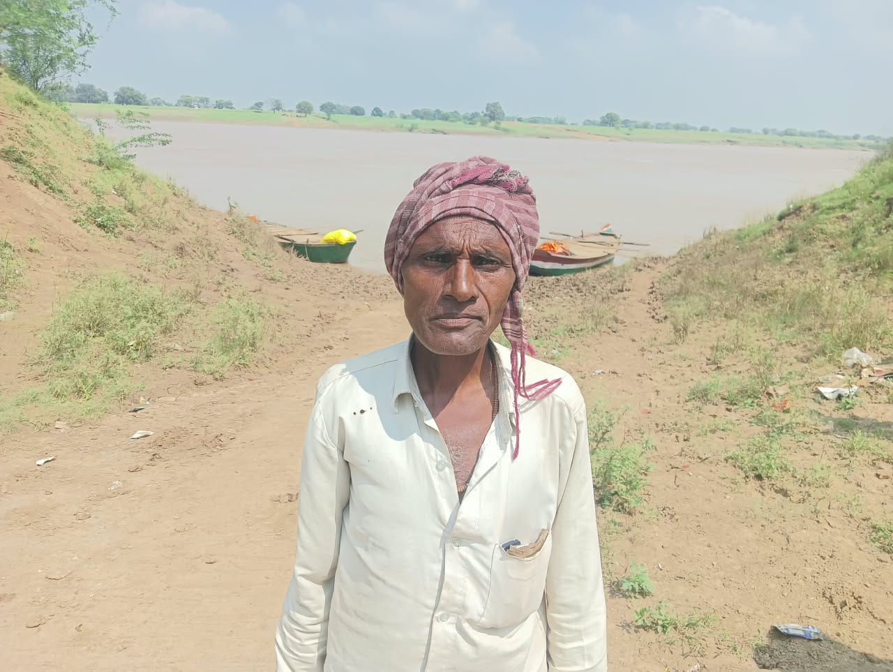 फोटो 6- छोटी सी नाव पर इस तरह से बिना सुरक्षा के हो कराई जा रही यात्रा। संवाद फोटो 6- छोटी सी नाव पर इस तरह से बिना सुरक्षा के हो कराई जा रही यात्रा। संवाद
