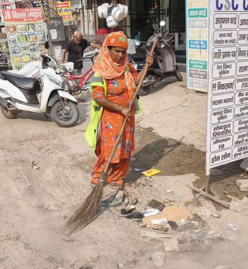 फोटो-70: बहादुरगढ़ में सफाई कार्य में जुटे सफाई कर्मचारी। संवाद