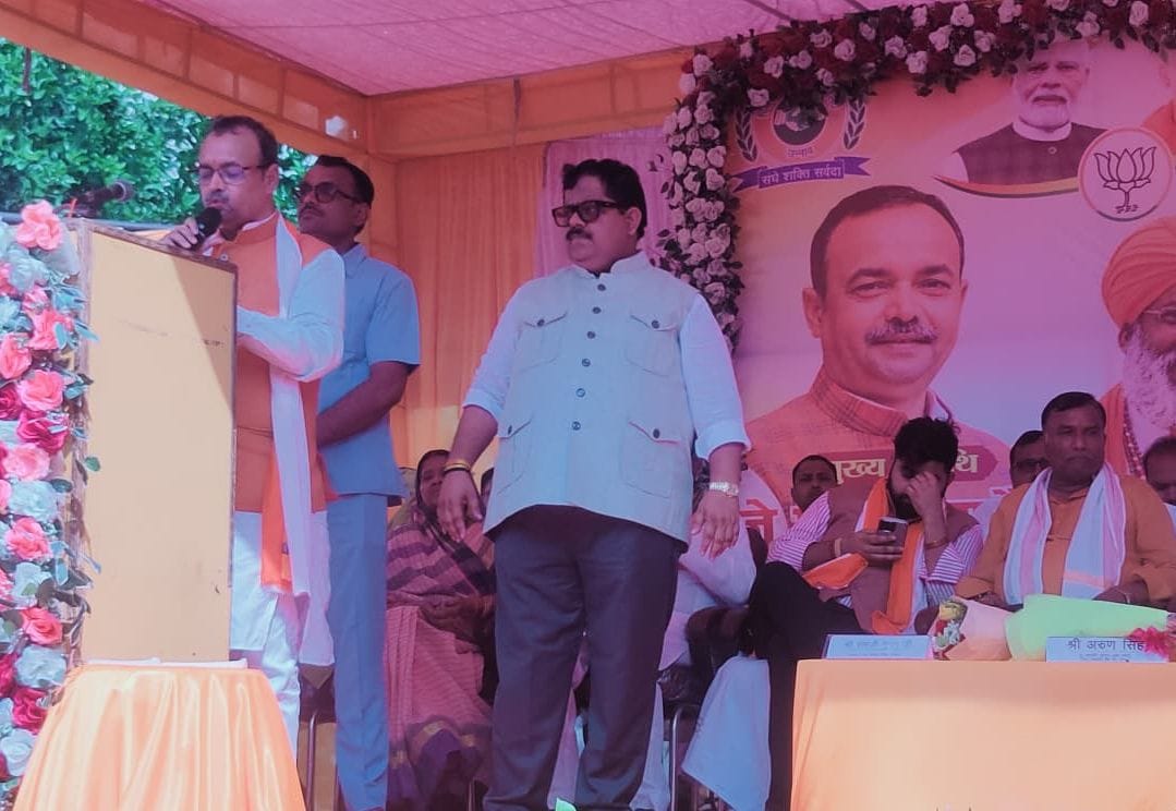 फोटो-9- उन्नाव-हरदोई मार्ग पर काफिले में शामिल गाड़ियां। संवाद फोटो-9- उन्नाव-हरदोई मार्ग पर काफिले में शामिल गाड़ियां। संवाद