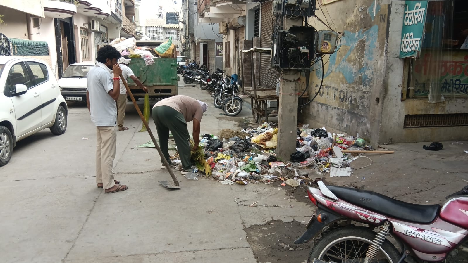 फतेहाबाद में सफाई करते हुए कर्मचारी