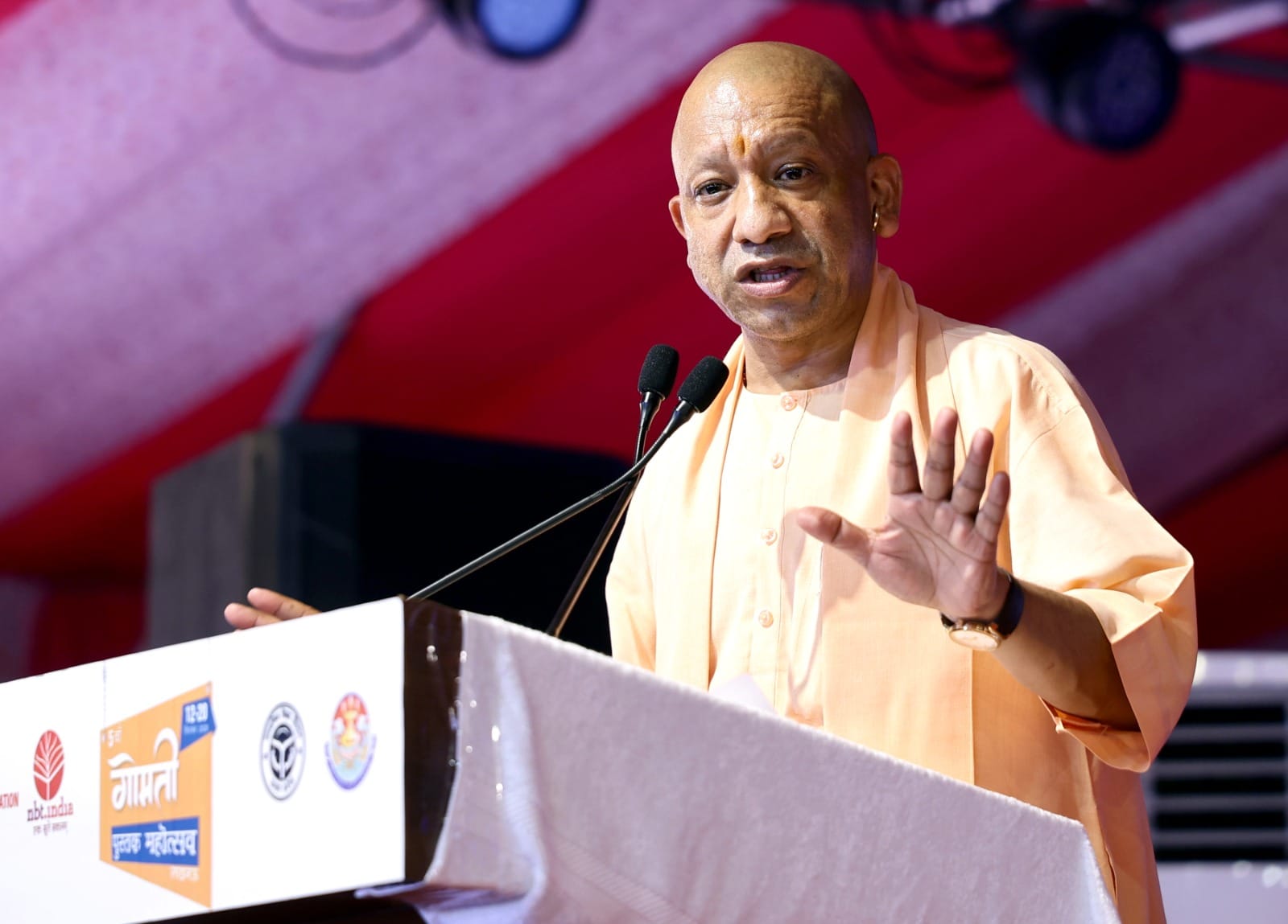 गोमती पुस्तक महोत्सव में किताबें देखतीं युवतियां। कार्यक्रम में छात्र-छात्राओं के साथ मुख्यमंत् गोमती पुस्तक महोत्सव में किताबें देखतीं युवतियां। कार्यक्रम में छात्र-छात्राओं के साथ मुख्यमंत्