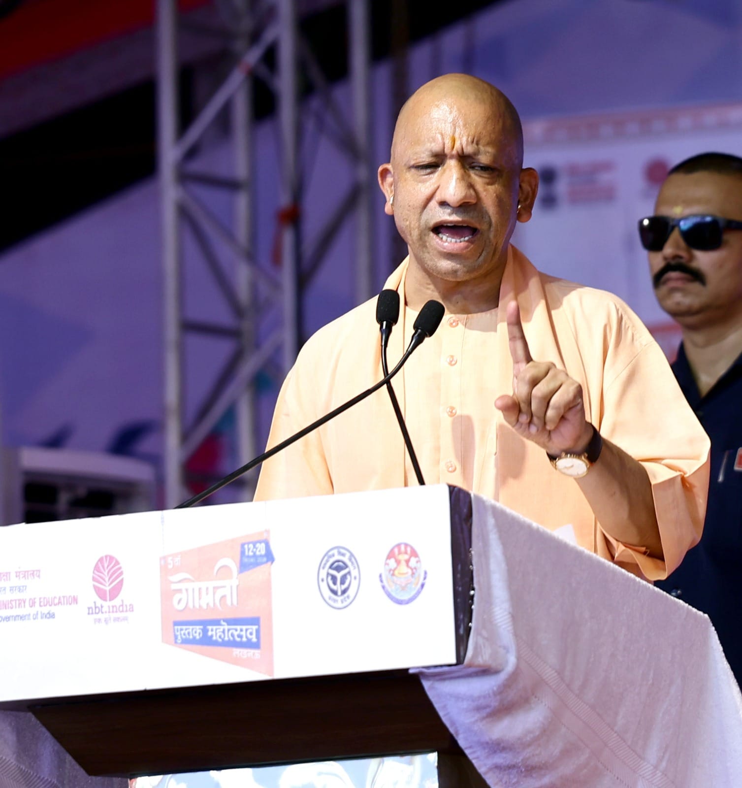 गोमती पुस्तक महोत्सव में किताबें देखतीं युवतियां। कार्यक्रम में छात्र-छात्राओं के साथ मुख्यमंत् गोमती पुस्तक महोत्सव में किताबें देखतीं युवतियां। कार्यक्रम में छात्र-छात्राओं के साथ मुख्यमंत्