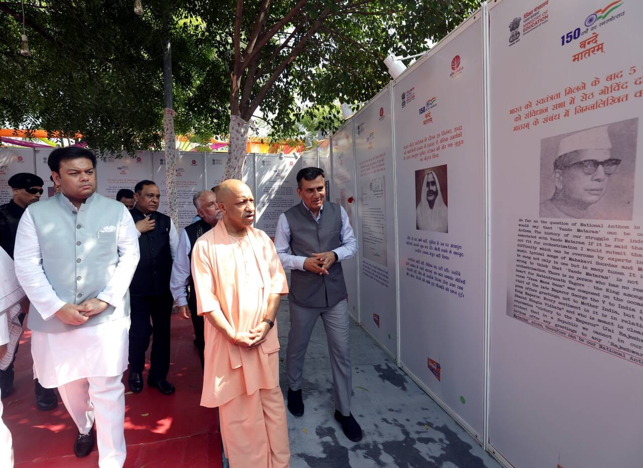 गोमती पुस्तक महोत्सव में किताबें देखतीं युवतियां। कार्यक्रम में छात्र-छात्राओं के साथ मुख्यमंत् गोमती पुस्तक महोत्सव में किताबें देखतीं युवतियां। कार्यक्रम में छात्र-छात्राओं के साथ मुख्यमंत्