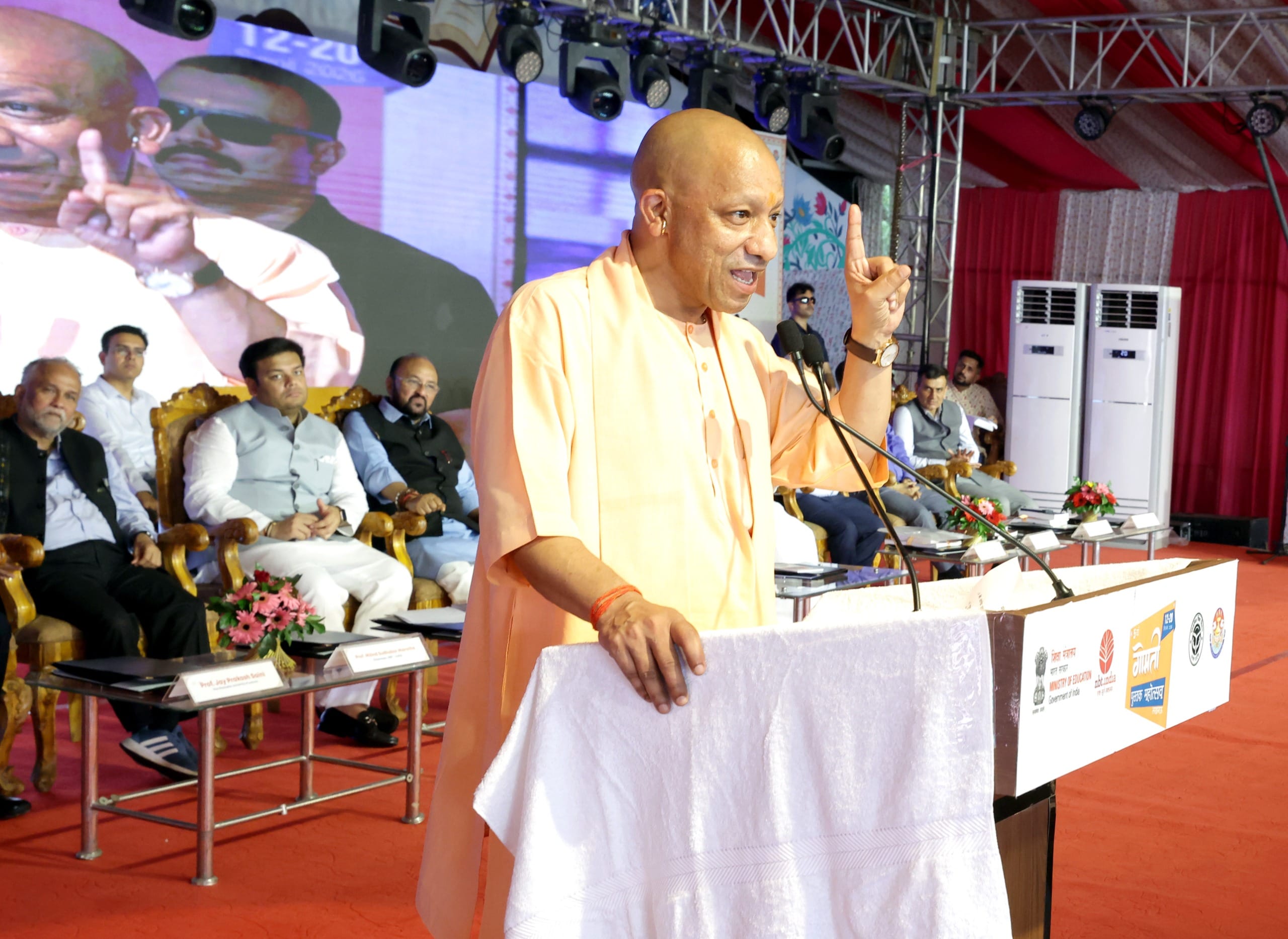 गोमती पुस्तक महोत्सव में किताबें देखतीं युवतियां। कार्यक्रम में छात्र-छात्राओं के साथ मुख्यमंत् गोमती पुस्तक महोत्सव में किताबें देखतीं युवतियां। कार्यक्रम में छात्र-छात्राओं के साथ मुख्यमंत्