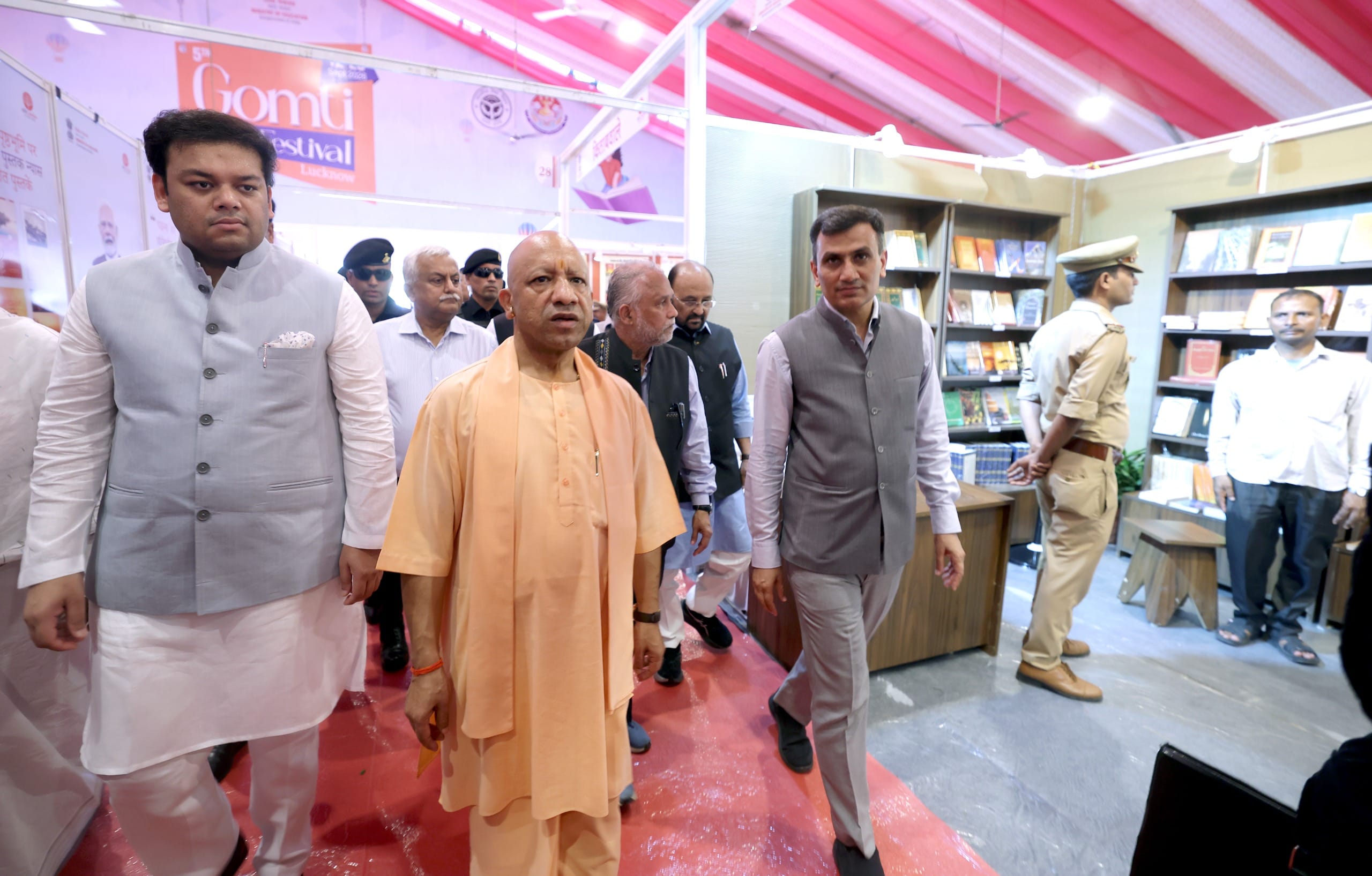 गोमती पुस्तक महोत्सव में किताबें देखतीं युवतियां। कार्यक्रम में छात्र-छात्राओं के साथ मुख्यमंत् गोमती पुस्तक महोत्सव में किताबें देखतीं युवतियां। कार्यक्रम में छात्र-छात्राओं के साथ मुख्यमंत्