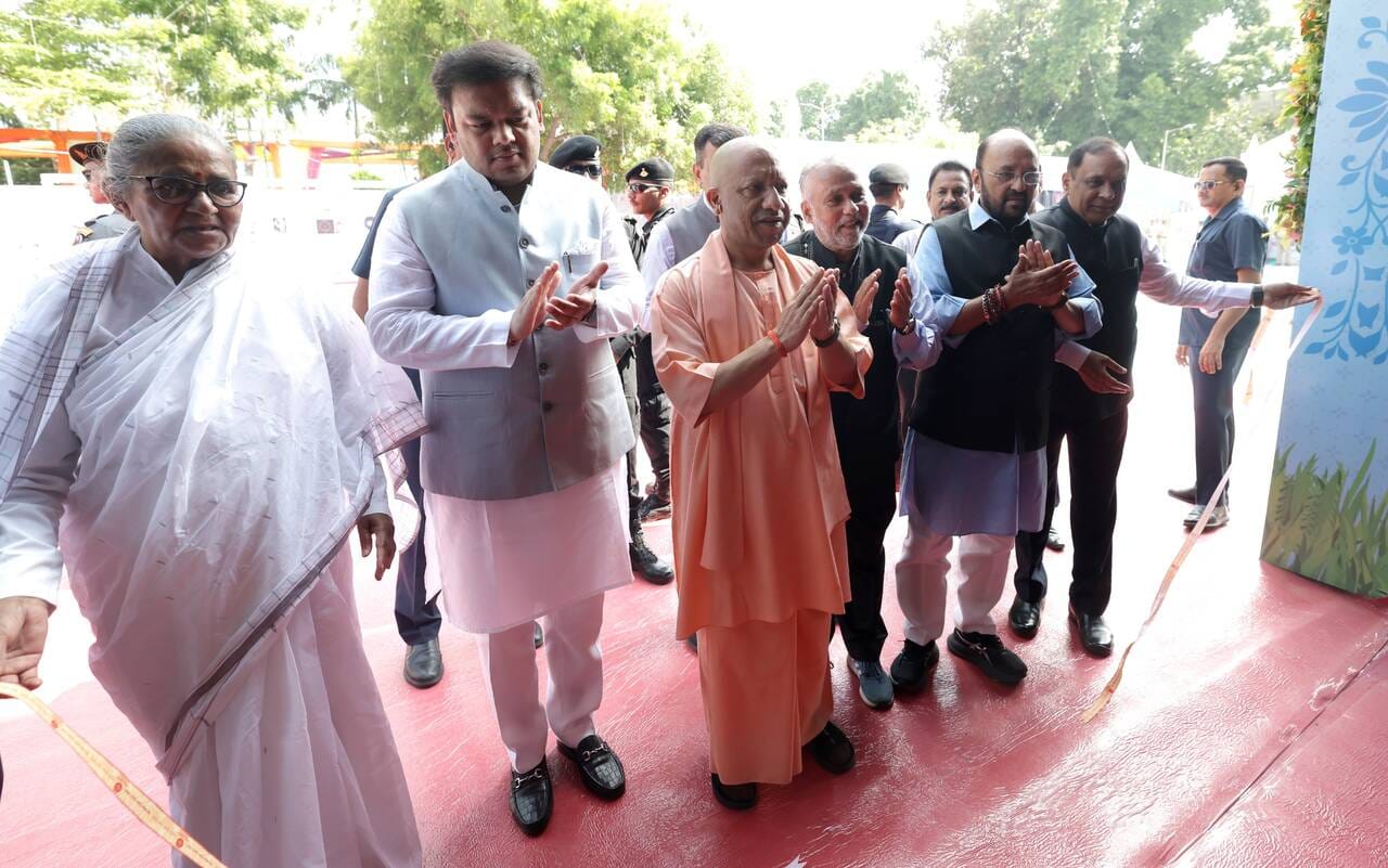 गोमती पुस्तक महोत्सव में किताबें देखतीं युवतियां। कार्यक्रम में छात्र-छात्राओं के साथ मुख्यमंत् गोमती पुस्तक महोत्सव में किताबें देखतीं युवतियां। कार्यक्रम में छात्र-छात्राओं के साथ मुख्यमंत्