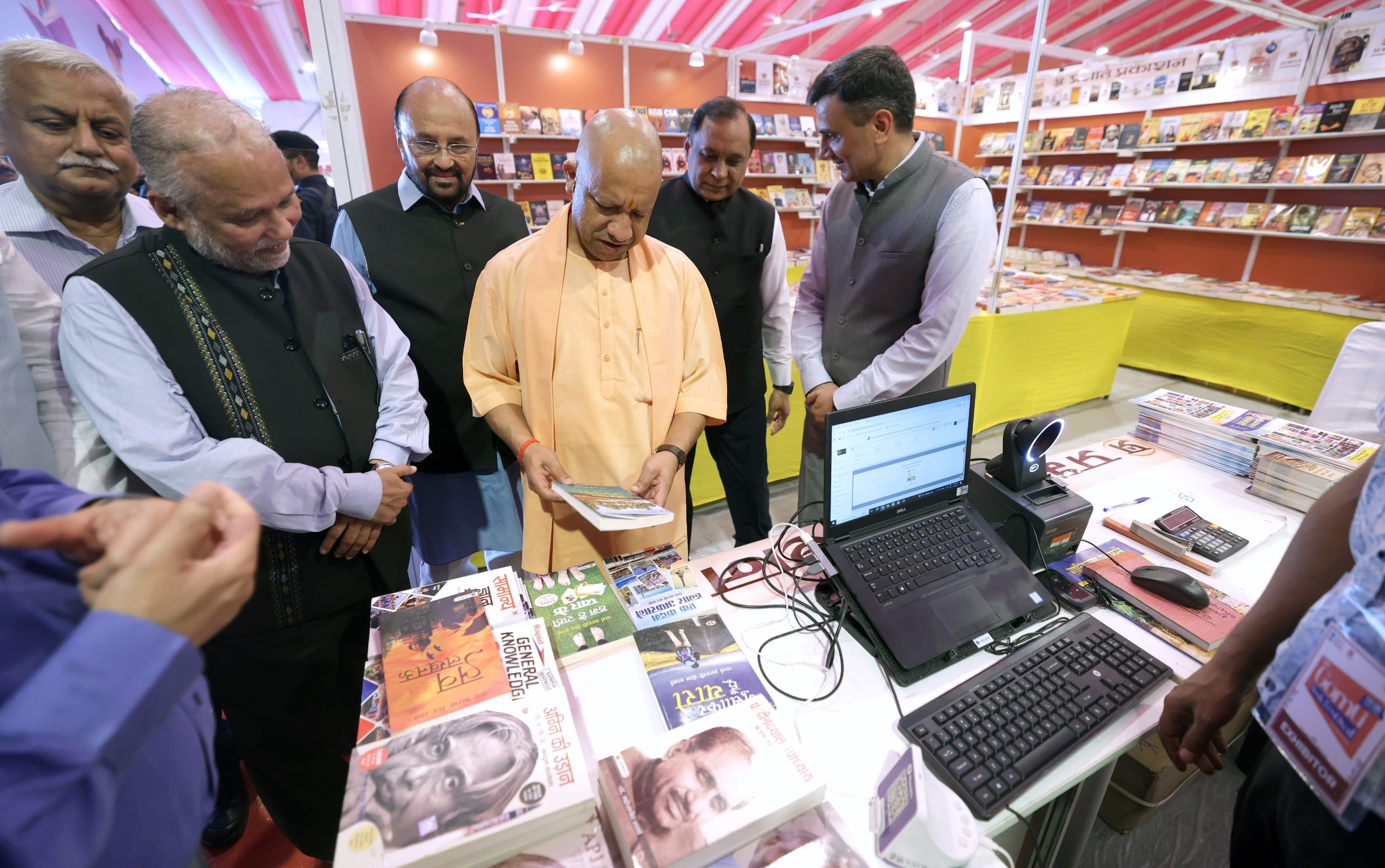 गोमती पुस्तक महोत्सव में किताबें देखतीं युवतियां। कार्यक्रम में छात्र-छात्राओं के साथ मुख्यमंत् गोमती पुस्तक महोत्सव में किताबें देखतीं युवतियां। कार्यक्रम में छात्र-छात्राओं के साथ मुख्यमंत्
