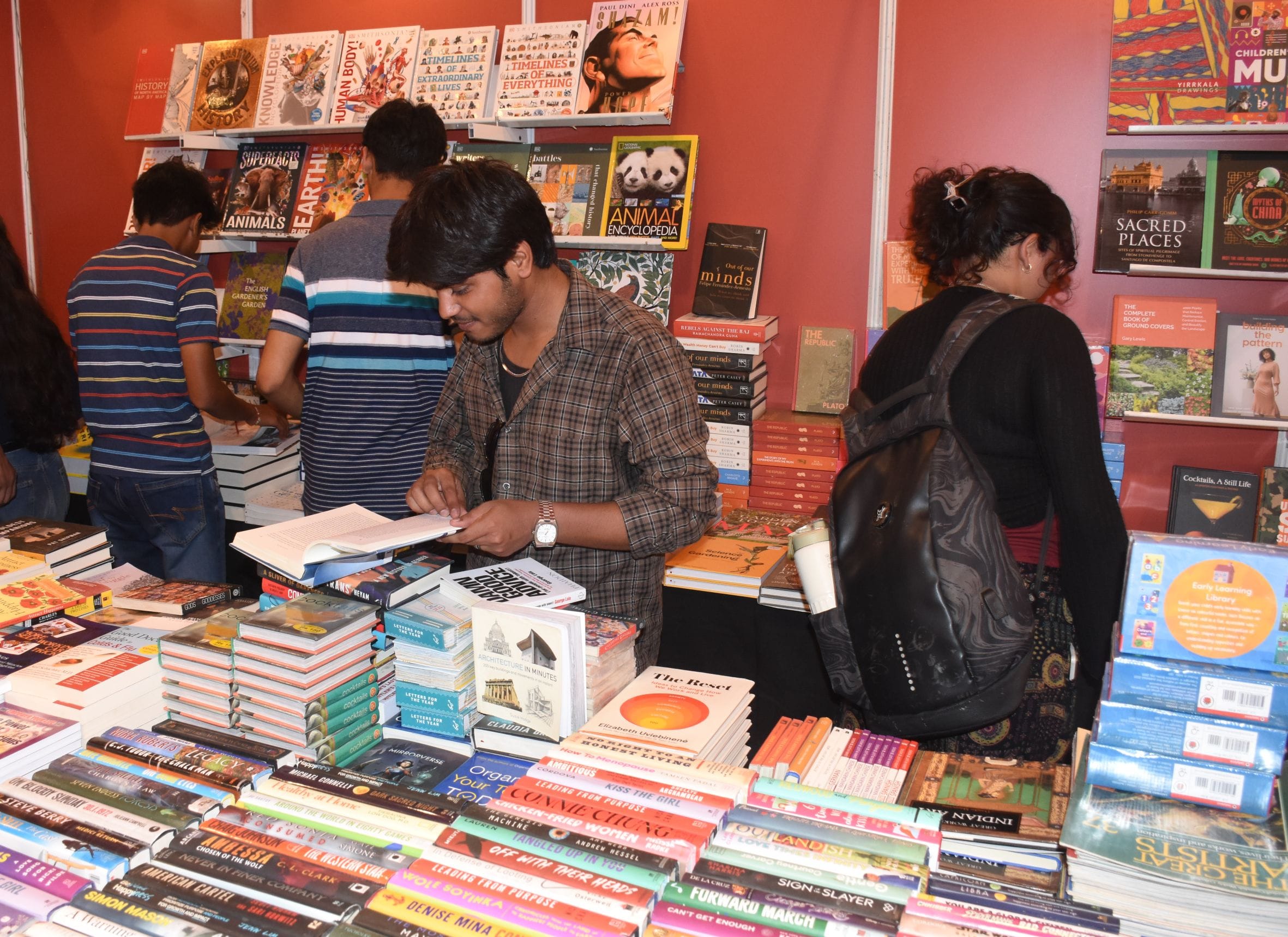 गोमती पुस्तक महोत्सव में किताबें देखतीं युवतियां। कार्यक्रम में छात्र-छात्राओं के साथ मुख्यमंत् गोमती पुस्तक महोत्सव में किताबें देखतीं युवतियां। कार्यक्रम में छात्र-छात्राओं के साथ मुख्यमंत्