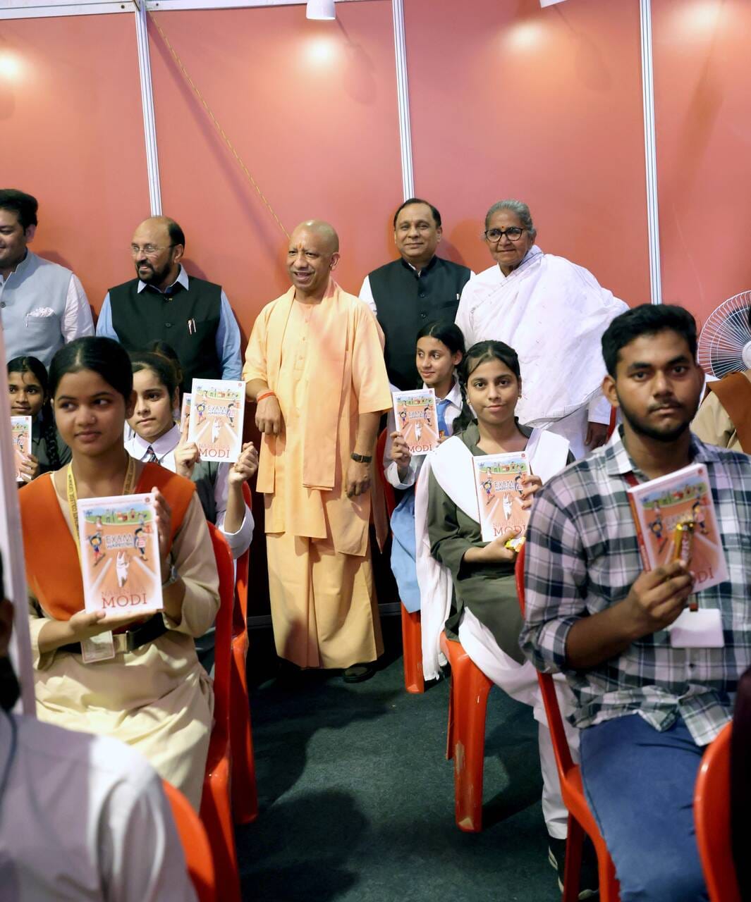 गोमती पुस्तक महोत्सव में किताबें देखतीं युवतियां। कार्यक्रम में छात्र-छात्राओं के साथ मुख्यमंत् गोमती पुस्तक महोत्सव में किताबें देखतीं युवतियां। कार्यक्रम में छात्र-छात्राओं के साथ मुख्यमंत्