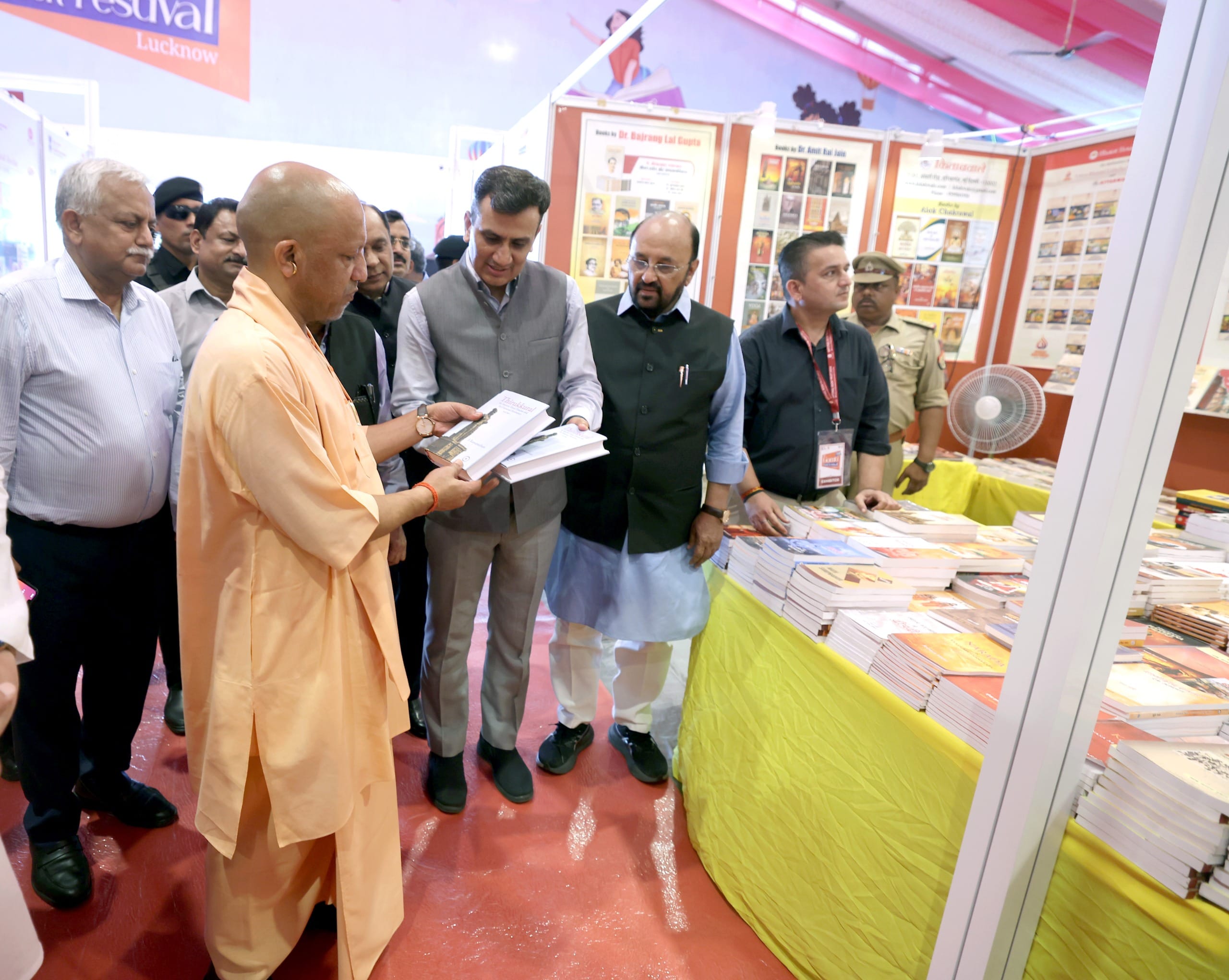 गोमती पुस्तक महोत्सव में किताबें देखतीं युवतियां। कार्यक्रम में छात्र-छात्राओं के साथ मुख्यमंत् गोमती पुस्तक महोत्सव में किताबें देखतीं युवतियां। कार्यक्रम में छात्र-छात्राओं के साथ मुख्यमंत्