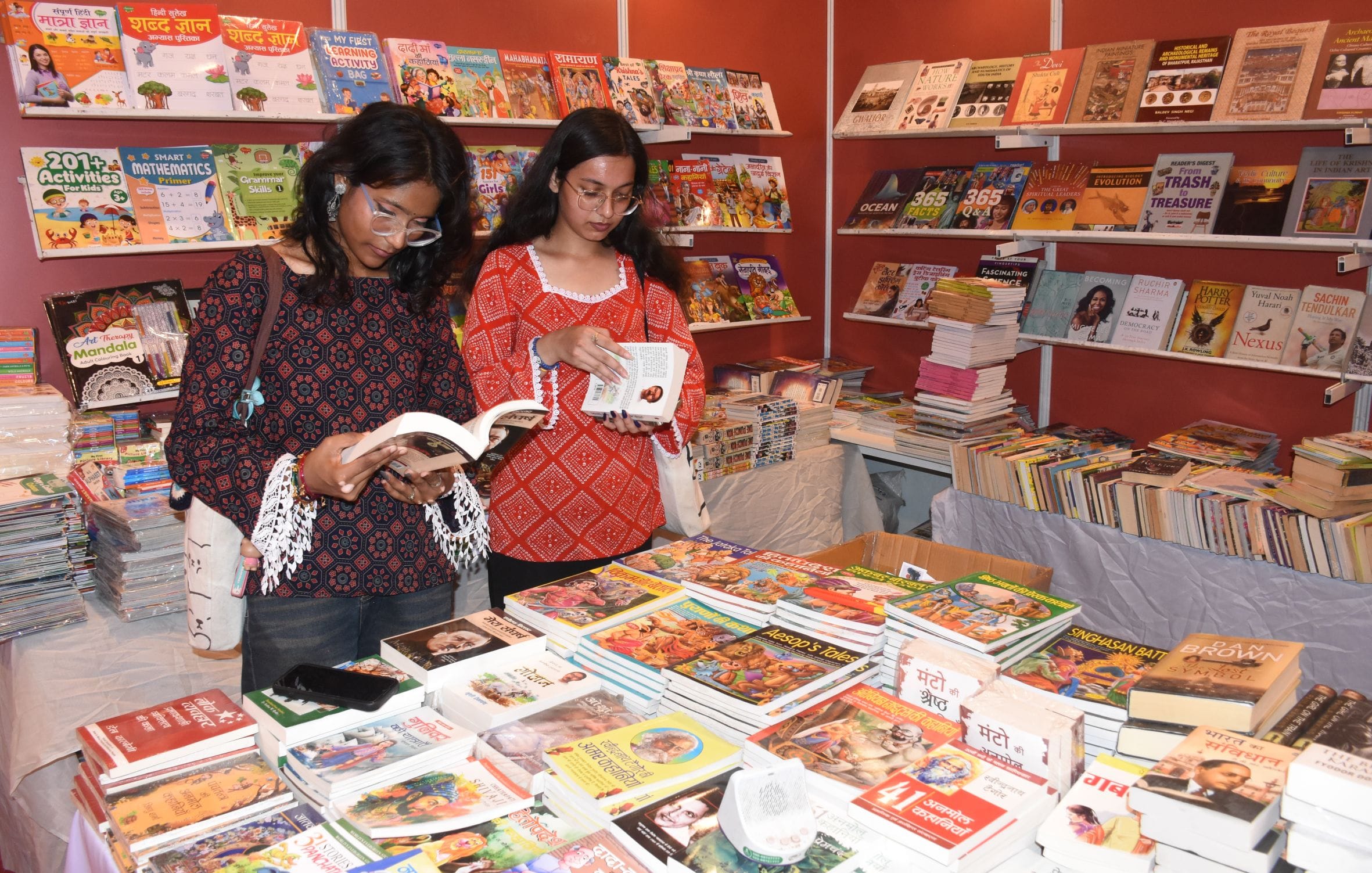 गोमती पुस्तक महोत्सव में किताबें देखतीं युवतियां। कार्यक्रम में छात्र-छात्राओं के साथ मुख्यमंत् गोमती पुस्तक महोत्सव में किताबें देखतीं युवतियां। कार्यक्रम में छात्र-छात्राओं के साथ मुख्यमंत्